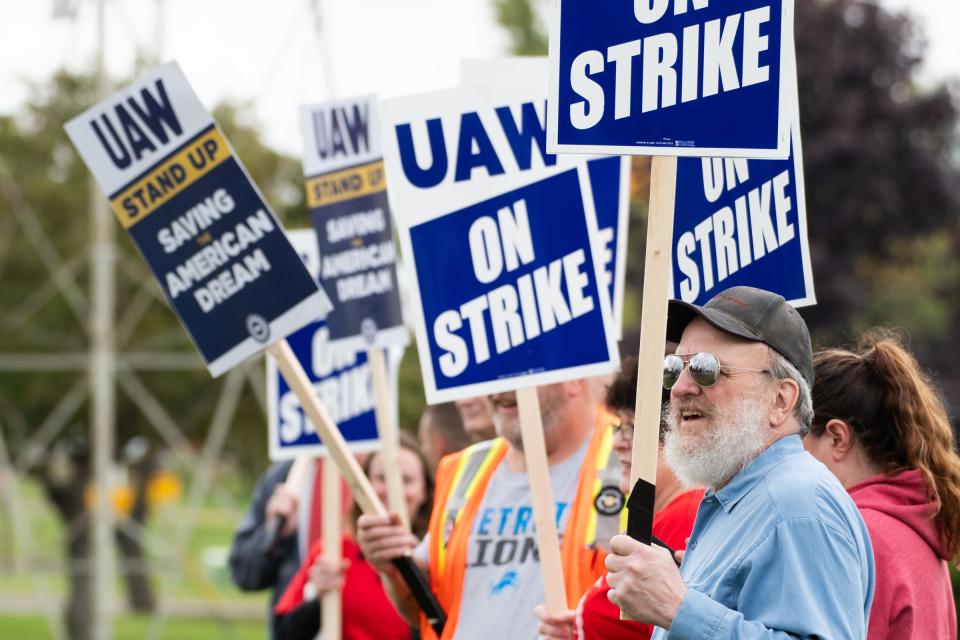 GM Lansing Delta Township UAW Local 602 members picket, Friday, Sept. 29, 2023, near Millett Highway and Creyts Road.