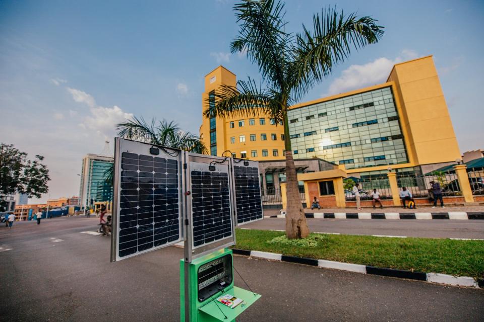 The solar panels of the kiosk can be seen, which provide enough energy for up to 700 customers a day.