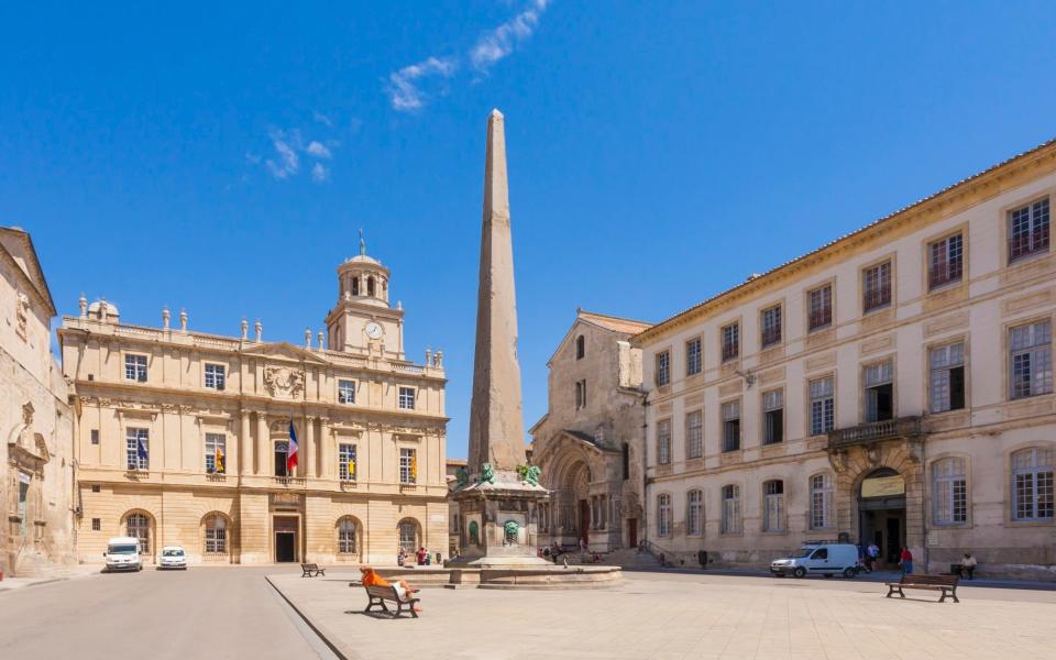 Frankreich Provence Arles Place de la Republique Rathaus Obelisk Portal St Trophime Slow travel grey guide authentic travel experiences trips for over 60s summer 2022 - Getty