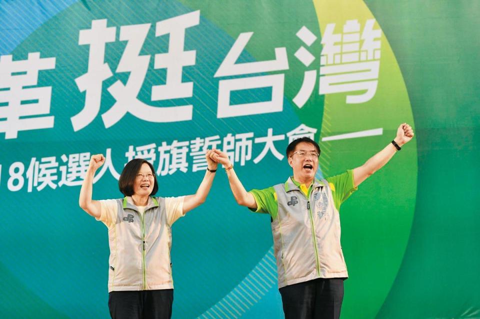 蔡英文總統（左）5日替民進黨台南市長提名人黃偉哲（右）造勢，宣示全黨上下齊力挺黃。（翻攝蔡英文臉書）