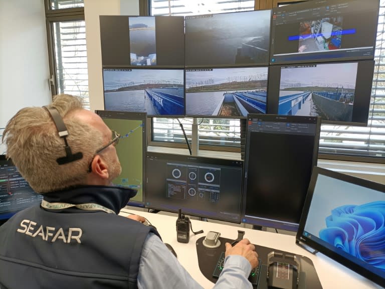 Patrick Hertoge se hace cargo a través de control remoto de la navegación fluvial para la startup belga Seafar, el 19 de marzo de 2024 en Duisburg, Alemania (Léa Pernelle)