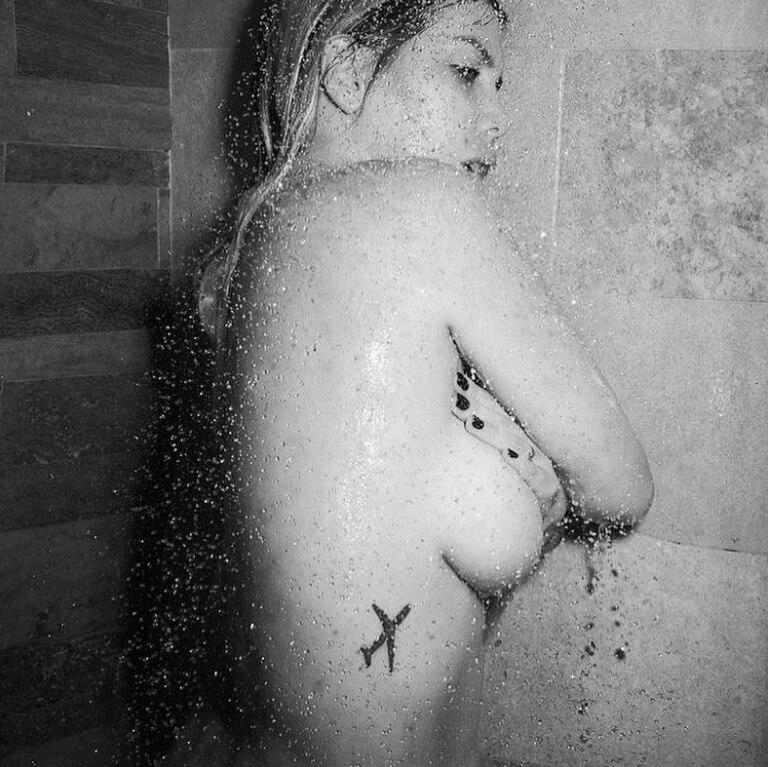 "Mood", escribió Wanda Nara junto a una imagen en la que aparece con el torso desnudo debajo de la ducha y deja ver un tatuaje de un pequeño avión