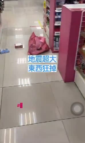 花蓮一間寶雅的商品也同樣因地震被晃落。（圖／民眾提供）