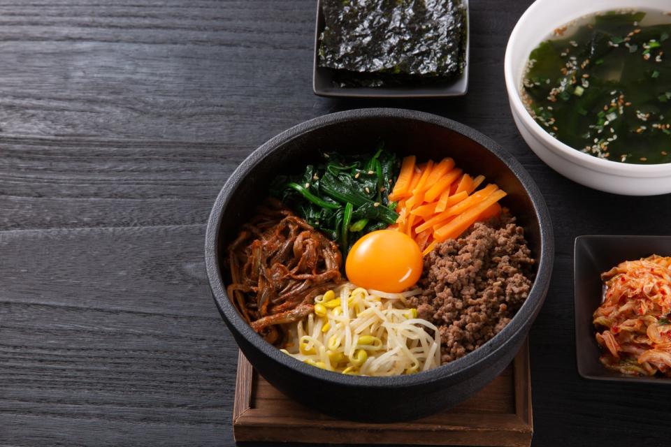 Auch auf dem beliebten koreanischen Gericht "Bibimbap" landet ein Ei - entweder in roher Form oder als Spiegelei. Neben Reis als Basis wird Bibimbap mit viel Gemüse wie etwa Pilzen, Karotten, Spinat, eingelegtem Kohl, Sprossen, Gurken sowie Rindfleisch oder Tofu in einem Hot Pot angerichtet. Als Beilage passen das obligatorische Kimchi und geröstete Algenblätter. (Bild: iStock/taa22)