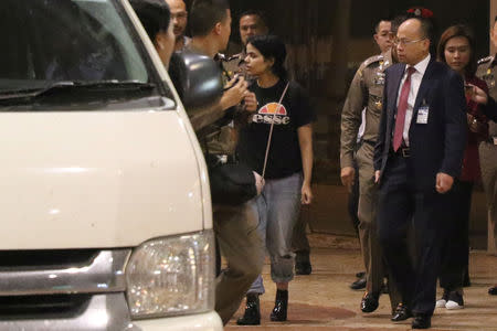 Saudi teen Rahaf Mohammed al-Qunun walks accompanied by UNHCR members and Thai immigration authorities outside Suvarnabhumi Airport in Bangkok, Thailand January 7, 2019. REUTERS/Stringer