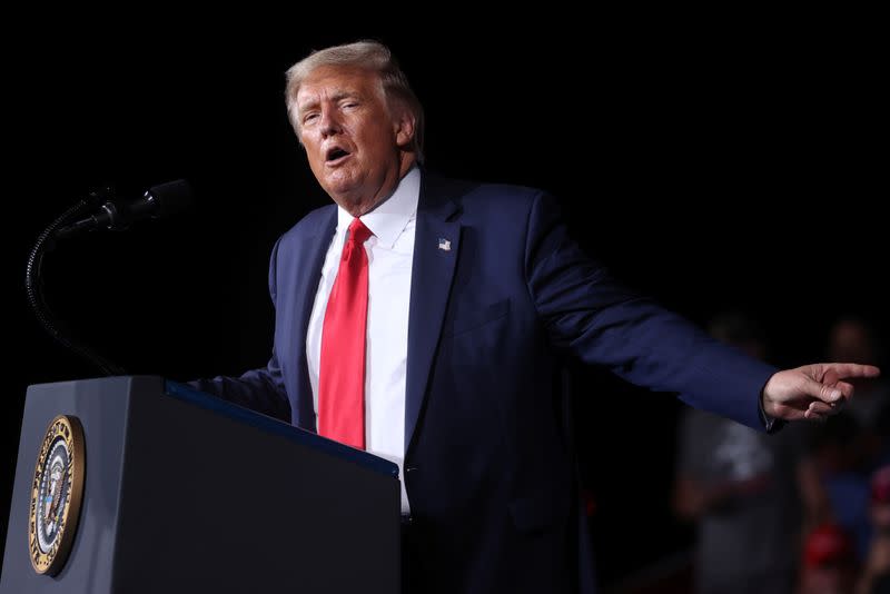 El presidente de Estados Unidos, Donald Trump, durante un mitin de campaña en el Aeropuerto Regional Smith Reynolds en Winston-Salem, Carolina del Norte, EEUU