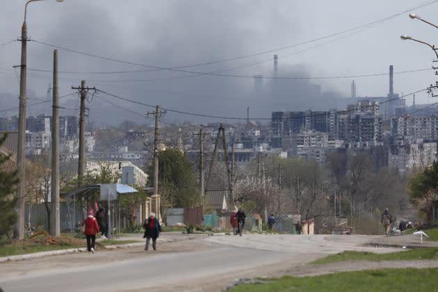 Depuis les derniers jours d'avril, plusieurs dizaines de civils ont pu être évacuées de Marioupol (photo prise le 21 avril à proximité d'Azovstal, l'immense aciérie où sont localisées les dernières poches de résistance ukrainienne à Marioupol). (Photo: Victor / Xinhua New Agency via Getty Images)