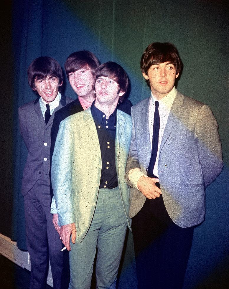 Los Beatles de izquireda a derecha, George Harrison, John Lennon, Ringo Starr y Paul McCartney, en una fotografía de 1964. McCartney y Starr recibieron un premio especial de la Academia de la Grabación por su trayectoria el sábado 25 de enero de 2014 en Los Angeles. (Foto AP, archivo)