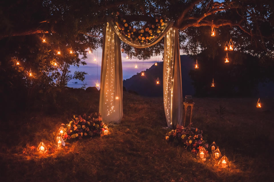 Visto el resultado, igual no fue buena idea usar 100 velas para preparar la pedida de mano y marcharse a buscar a su novia dejándolas encendidas sobre la moqueta. (Foto: Getty Images)