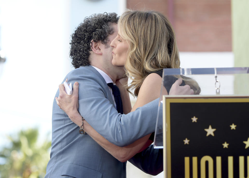 El maestro venezolano Gustavo Dudamel, director musical y artístico de la Filarmónica de Los Ángeles, a la izquierda, abraza a la actriz y directora Helen Hunt tras ésta pronunciar unas palabras durante la ceremonia de develación de su estrella en el Paseo de la Fama de Hollywood, el martes 22 de enero del 2019 en Los Ángeles. (Foto por Richard Shotwell/Invision/AP)