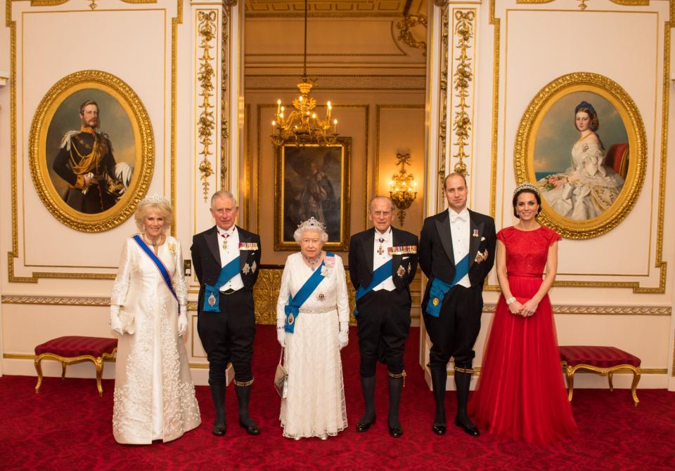 Esta es la primera foto que se toma de la tradicionalmente gala secreta que reúne a los “magníficos seis”, la reina con el Príncipe Phillip, su heredero directo, el Príncipe Carlos junto a su esposa Camila de Cornwall, y los Duques de Cambridge. Getty Images