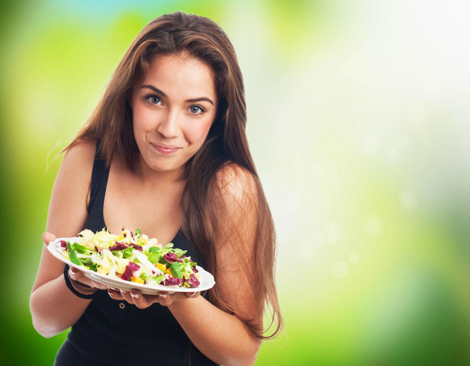 <p>La lechuga es rica en fibra, así que los gases y la hinchazón están asegurados. “Si quieres comer algo ligero, cambia la ensalada por un batido verde”, recomendó Serbinski en Women’s Health. (Foto: asierromero / <a rel="nofollow noopener" href="https://www.freepik.es/" target="_blank" data-ylk="slk:Freepik;elm:context_link;itc:0;sec:content-canvas" class="link ">Freepik</a>). </p>