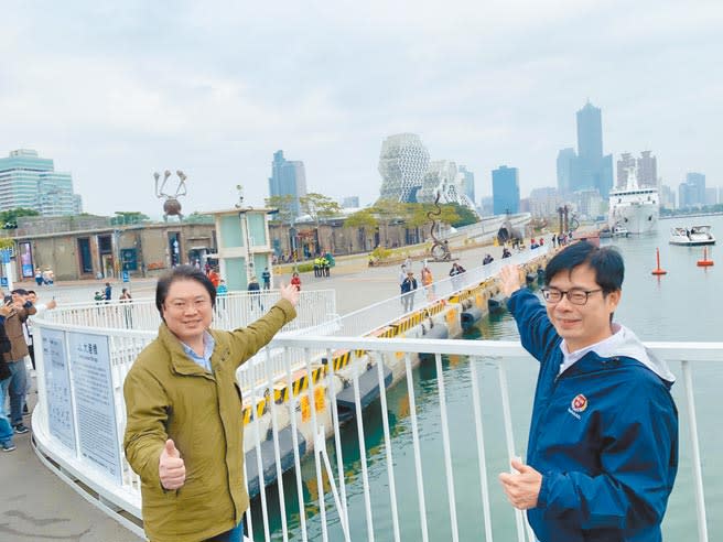 高雄市長陳其邁（右）與基隆市長林右昌（左）11日合體拚觀光，共推高基雙港漫遊趣。（柯宗緯攝）