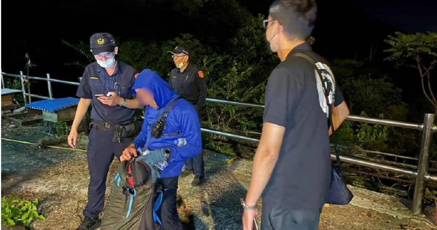 62歲劉姓飛行傘教練迫降於坪林區漁光里山區，新北消防人員晚間8時55分將其引導至登山口。（圖／新北消防局提供／李奇叡新北傳真）