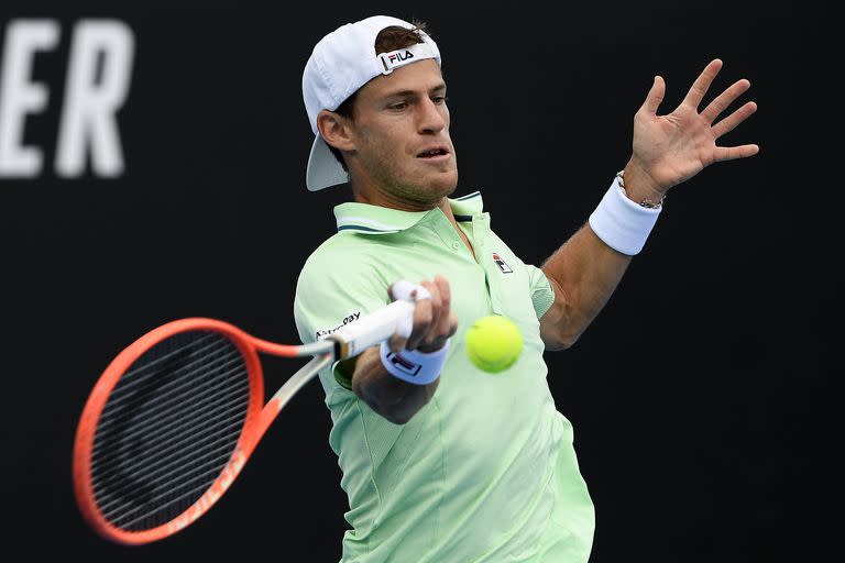 Diego Schwartzman de Argentina juega una devolución de derecha a Filip Krajinovic 