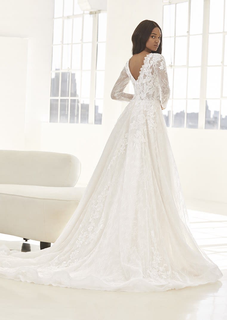 <cite class="credit">Photo courtesy of Pronovias</cite>