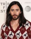 <p>Wenn es um coolen Style geht, darf er nicht fehlen: Jared Leto im Horseprint-Pullover mit V-Ausschnitt bei der Premiere von “A Day in the Life“. </p>