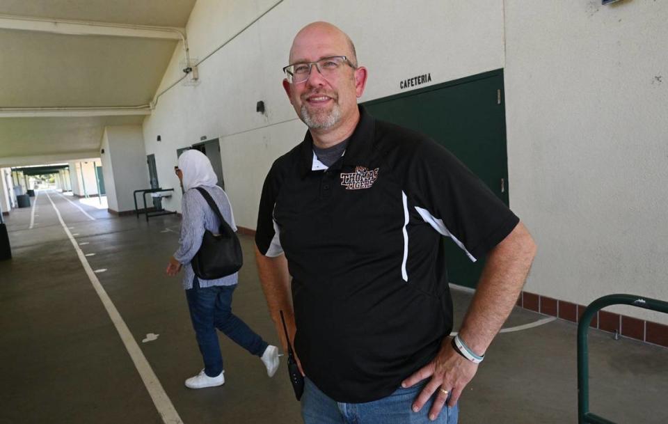 El director de Thomas Elementary School, Matthew Phanco, fotografiado el martes 11 de junio de 2024, en Fresno.