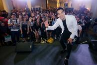 <p>Song Seung Heon takes a welfie with 1,500 excited fans at the public meet-and-greet event at The Cathay. (Photo: Singtel) </p>