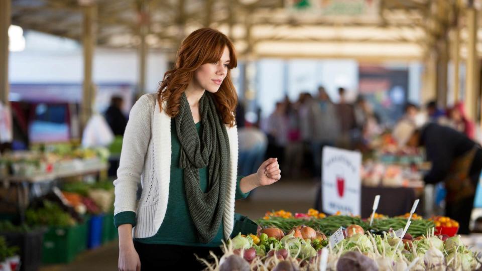 girl in farmers market