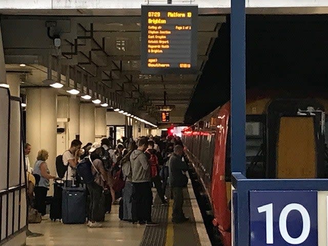 Queues to board trains at Victoria Station (ES)