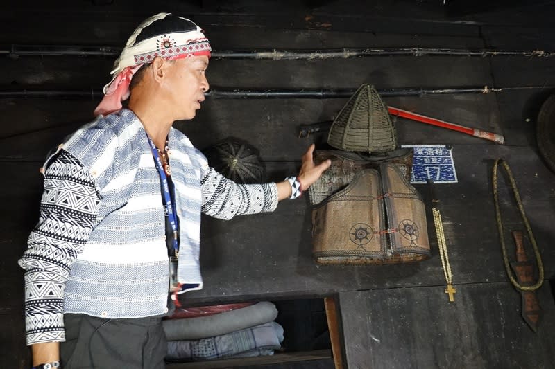 原民傳統文化智慧講座  介紹蘭嶼野銀部落地下屋 教育部推動原住民族傳統文化智慧講座，邀耆老或族 人拍攝影片分享傳統文化，例如蘭嶼野銀部落的傳統 地下屋，展現達悟族人就地取材，順應環境的智慧。 （教育部提供） 中央社記者許秩維傳真  112年7月16日 