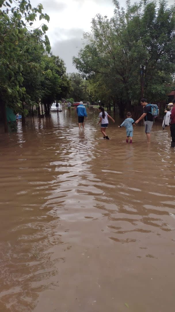 Vecinos caminan por una barrio anegado en la capital de Córdoba