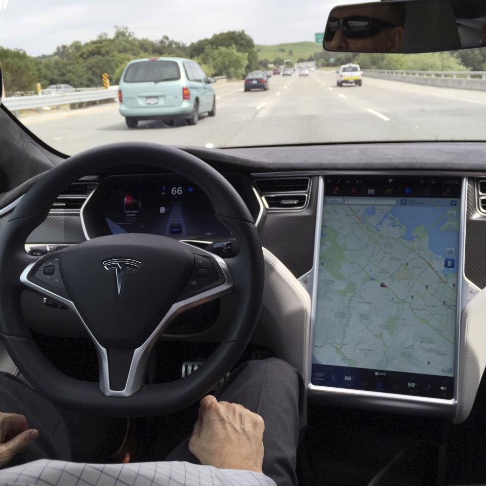 El interior de un Tesla Model S se muestra en modo de piloto automático en San Francisco, California, el 7 de abril de 2016 (REUTERS)