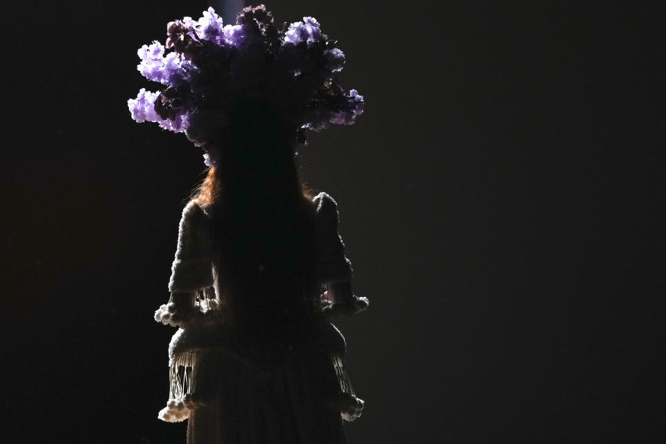 Una modelo vista una creación de Renata Buzzo durante la Semana de la Moda de Sao Paulo, Brasil, el 11 de abril de 2024. (AP Foto/Andre Penner)