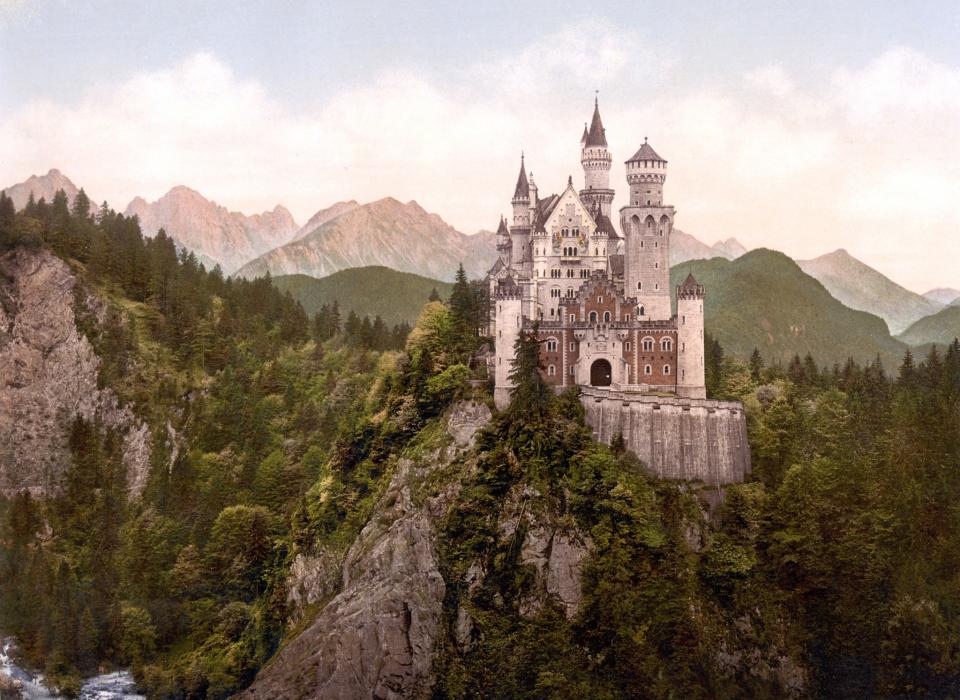 Est inspiré du château de Neuschwanstein en Bavière, Allemagne