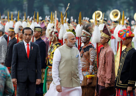Indian Prime Minister Narendra Modi (R) reviews an honour guard accompanied by Indonesia President Joko Widodo (L) at the presidential palace in Jakarta, Indonesia May 30, 2018. REUTERS/Darren Whiteside