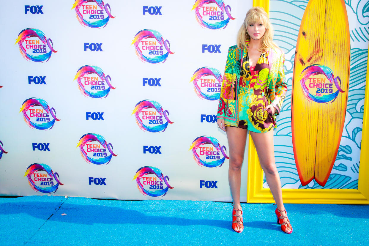 HERMOSA BEACH, CALIFORNIA - AUGUST 11: Taylor Swift attends FOX's Teen Choice Awards 2019 on August 11, 2019 in Hermosa Beach, California. (Photo by Rich Fury/Getty Images)