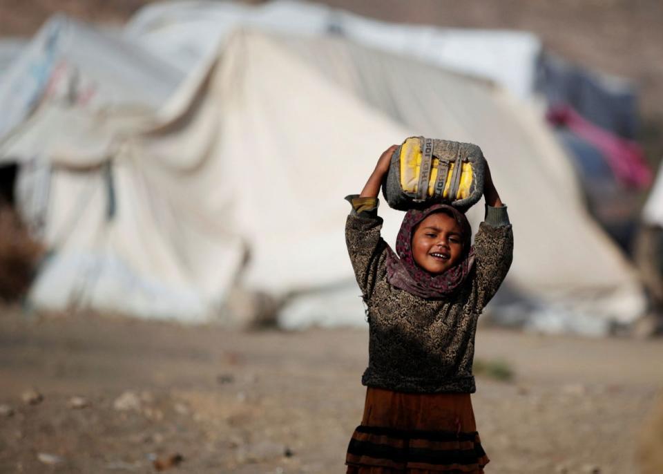 <p>In einem Flüchtlingscamp in der Nähe von Sanaa, Jemen, zieht ein kleines Mädchen los, um die Wasservorräte seiner Familie aufzufüllen. (Bild: Khaled Abdullah/Reuters) </p>