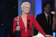 Jamie Lee Curtis recibe el premio de mejor actriz de reparto por "Everything Everywhere All at Once" en la 29a entrega anual de los Premios del Sindicato de Actores de la Pantalla el 26 de febrero de 2023, en el hotel Fairmont Century Plaza en Los Angeles. (Foto AP/Chris Pizzello)