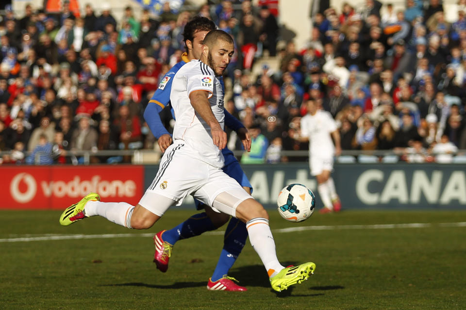 El francés Karim Benzema, del Real Madrid, se prepara para anotar durante un partido de la liga española contra el Getafe en el estadio Alfonso Perez, en Madrid, España, el domingo 16 de febrero de 2014. El Real Madrid ganó 3-0. La Final de la Copa del Rey entre el Barcelona y el Real Madrid se jugará el 16 de abril en Mestalla, el estadio de Valencia. (AP Foto/Gabriel Pecot)