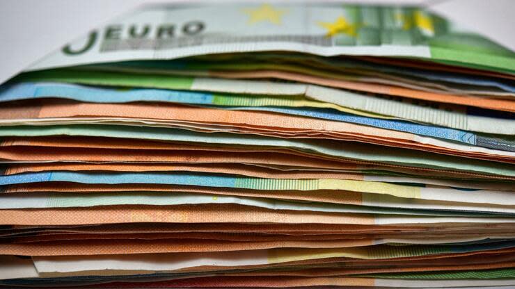 ARCHIV - ILLUSTRATION, 10.01.2018, Brandenburg, Sieversdorf: Viele Eurobanknoten liegen in einem Briefumschlag auf einem Tisch. Die schwarz-rote Regierung von Sachsen tritt am Mittwoch (15.00 Uhr) in Chemnitz zur abschließenden Haushaltsklausur zusammen. (zu dpa «CDU/SPD-Koalition geht in Haushaltsklausur - Ergebnisse am Freitag» vom 20.06.2018) Foto: Patrick Pleul/dpa-Zentralbild/dpa +++ dpa-Bildfunk +++ Foto: dpa