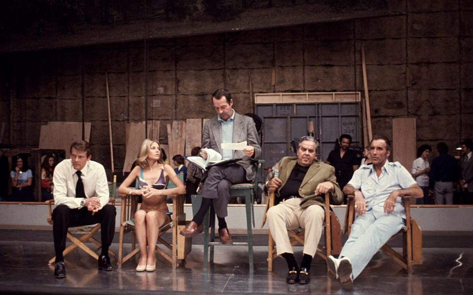 Behind the scenes: Roger Moore, Britt Ekland, director Guy Hamilton, Albert Cubby Broccoli and Christopher Lee - Alamy