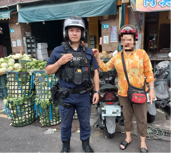 王婦看到車輛失而復得，不斷感謝員警的耐心及細心。（三重警分局提供）