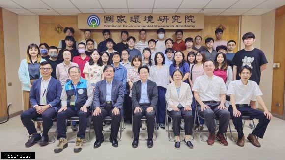 環境部國家環境研究院劉宗勇院長（前排右四）與淨零排放基礎增能班學員合照。
