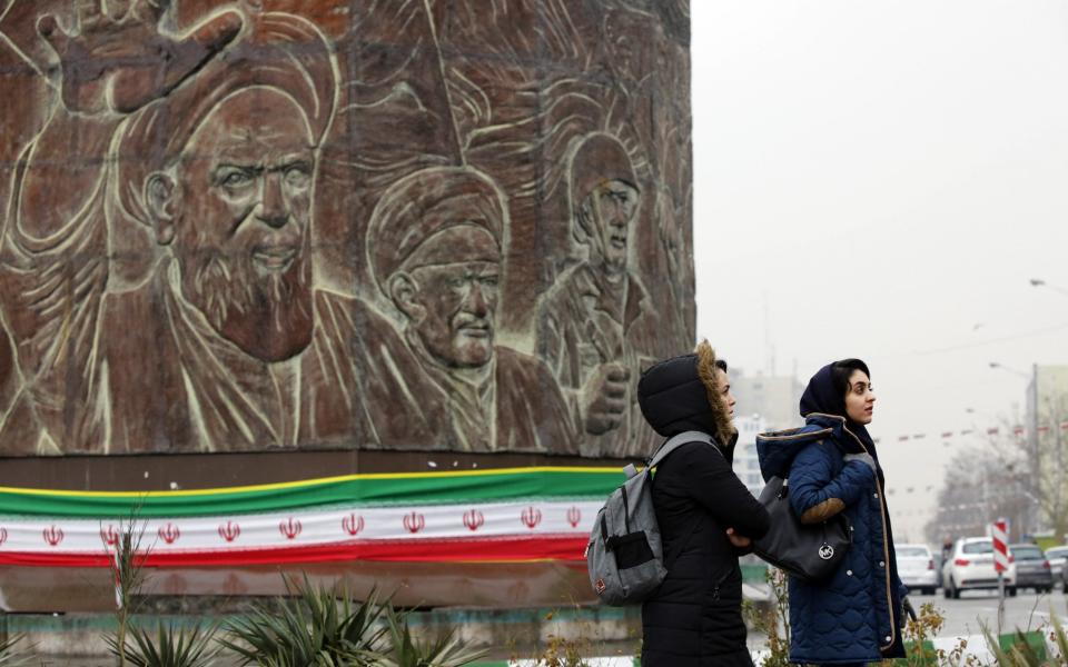 Rakyat Iran berjalan di dataran Enghelab (Revolusi) di pusat bandar Tehran - ABEDIN TAHERKENAREH/EPA-EFE/Shutterstock