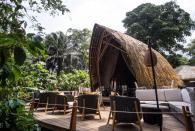 El restaurante tiene la forma de un pez grande con una espina ondulada y la boca abierta. Su interior simula ser el estómago del animal. (Foto: <a href="http://www.dl2a.fr/fr/sundy-praia" rel="nofollow noopener" target="_blank" data-ylk="slk:DL2A;elm:context_link;itc:0;sec:content-canvas" class="link ">DL2A</a>).