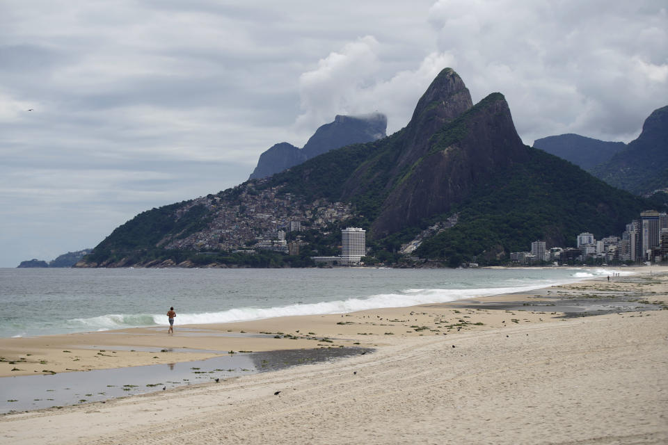 Un hombre hace deporte en la playa de Ipanema de Río de Janeiro (Brasil) el 22 de marzo. (Foto: Wagner Meier / Getty Images).