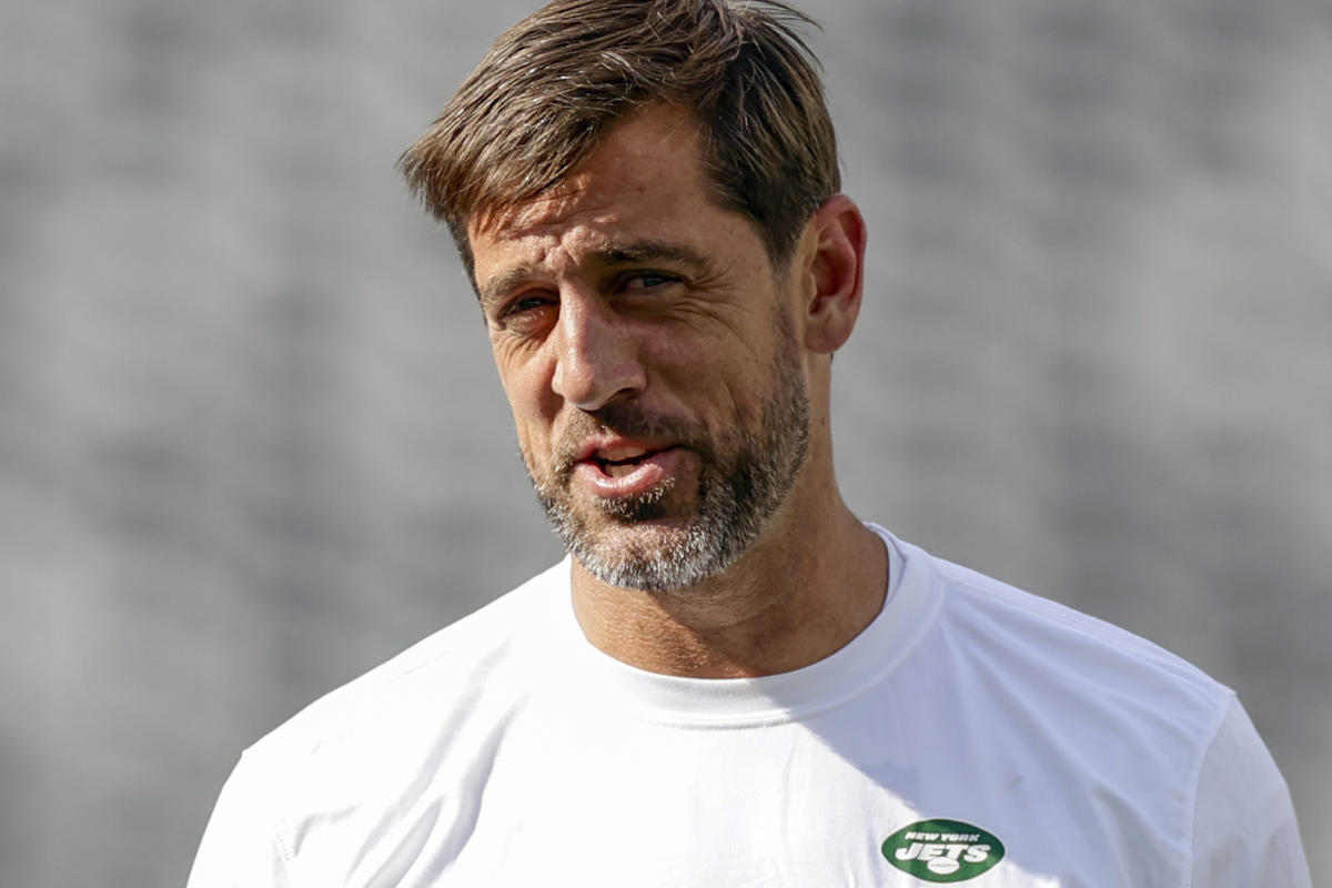 Aaron Rodgers rejoins the Jets and is expected to attend their game vs.  Chiefs, AP source says 