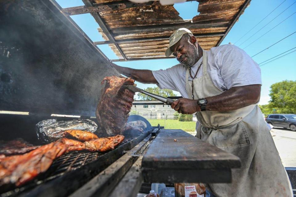 Warren McNealy, de 63 años, vende costillas y pollo a la barbacoa desde su camión a lo largo de Grand Avenue e Hibiscus en Coconut Grove, en Miami, el jueves 16 de junio de 2022. Al Diaz adiaz@miamiherald.com
