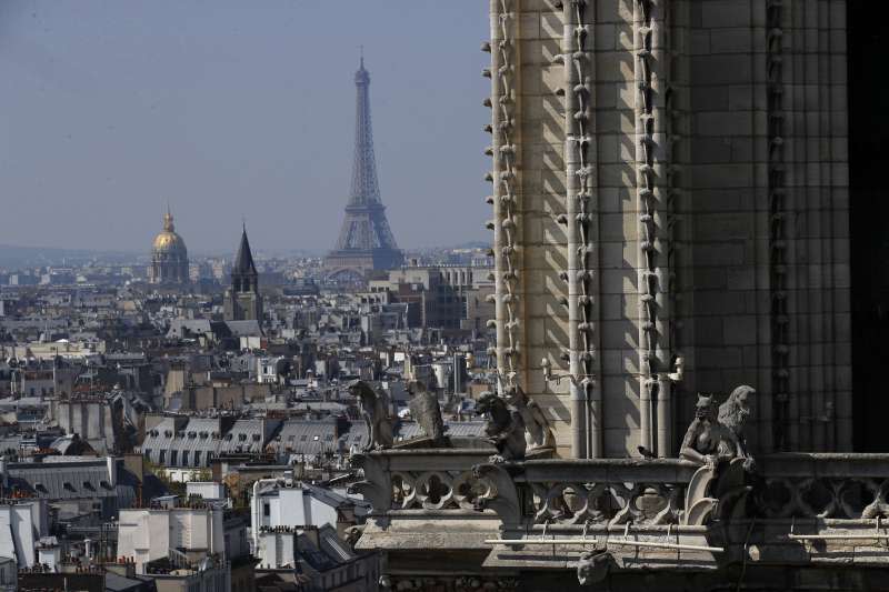 從法國「巴黎聖母院」大教堂俯瞰巴黎（AP）