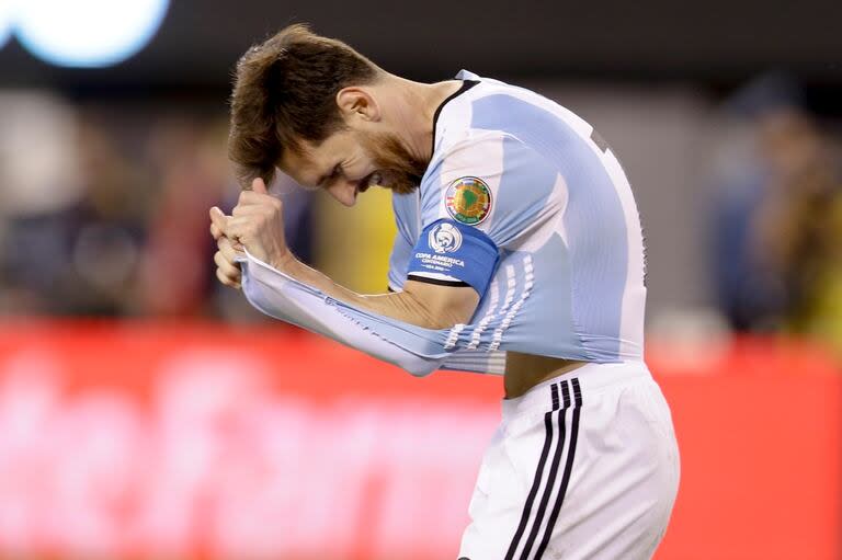 Messi, sin consuelo tras fallar el penal ante Chile en la final de la Copa América 2016