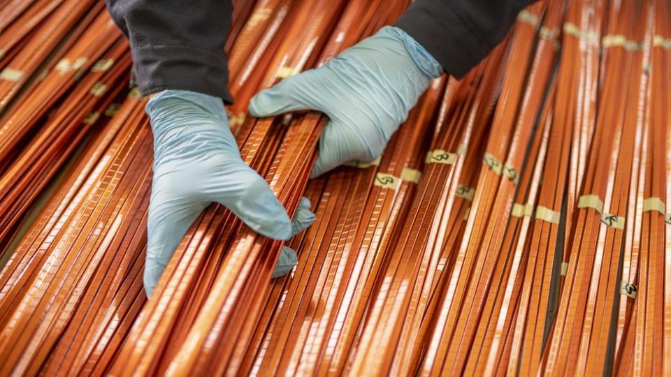 Trabajador con cobre