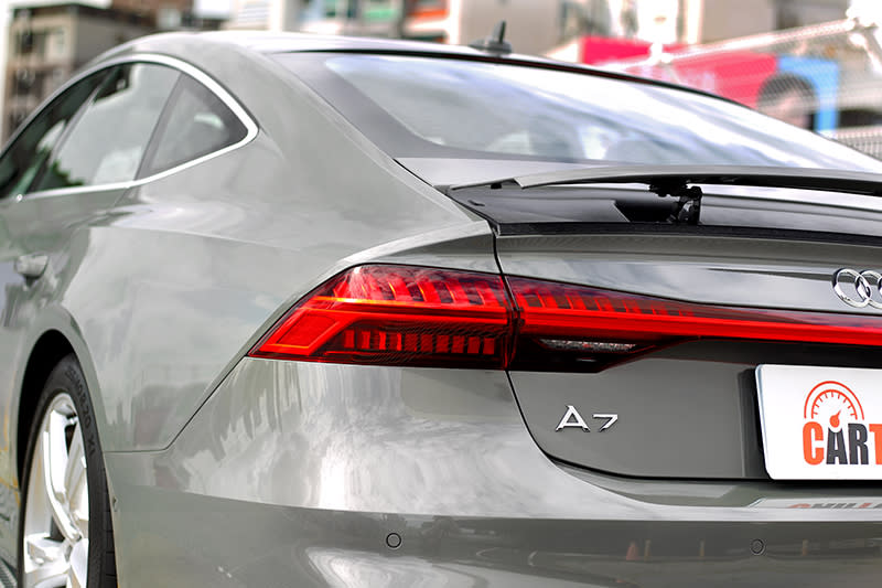 斜背造型與可自動掀起電動尾翼，讓A7 Sportback擁有鮮明跑格氣息。