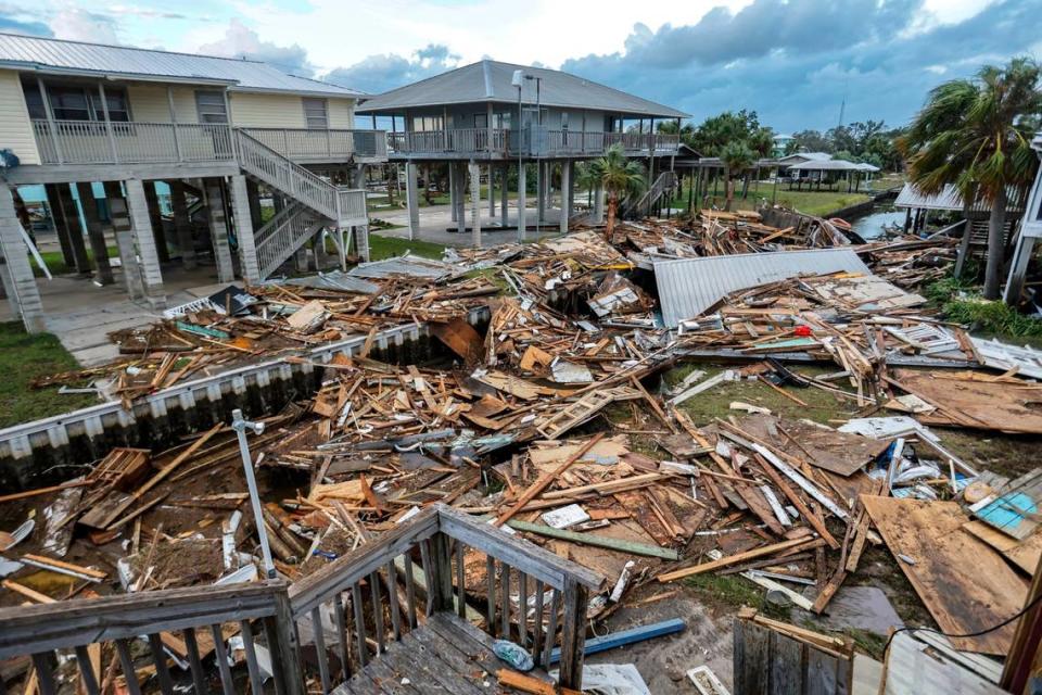 Algunas estructuras nuevas se mantuvieron en pie mientras que algunos edificios más antiguos se astillaron después de que el huracán Idalia azotara Horseshoe Beach, Florida, el miércoles 30 de agosto de 2023.