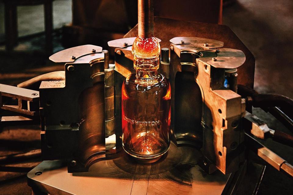 LOUIS VUITTON極致香水瓶系列，全系列瓶身皆由手工打造，一共推出3種香氣，Rose des Venis、Matière Noire與L'Immensité。（LOUIS VUITTON提供）